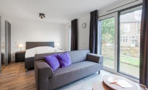 阿姆斯特丹Greenstay的客厅配有沙发和1张床