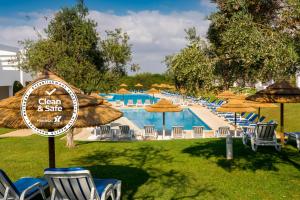 阿尔布费拉帕特奥乡村酒店的一个带椅子和遮阳伞的游泳池