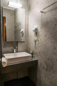 萨尔蒂Arion suites的一间带水槽和镜子的浴室
