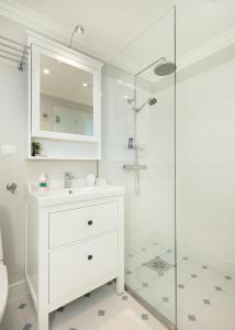 IhasaluSea View Studio Apartments by the Beach的白色的浴室设有水槽和淋浴。