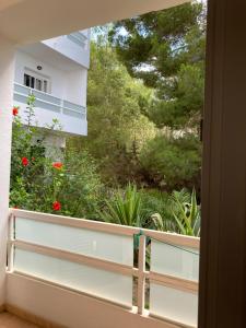 埃斯普霍斯Hotel Roca Plana的阳台享有花园的景致。