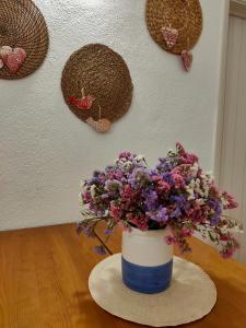 圣卢西亚岛Studio Pedras d'el Rei的花在桌子上的蓝色和白色花瓶