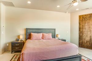 圣乔治Entrada Casita with a View的卧室配有一张带粉红色枕头的大床