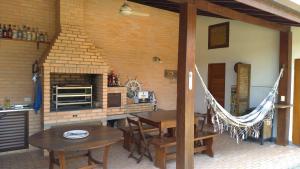 伊利亚贝拉Suíte Água Branca Residencial Exclusive的庭院配有桌椅和壁炉。