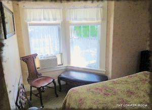 北康威云杉驼鹿住宿加早餐旅馆的卧室配有床、椅子和窗户。