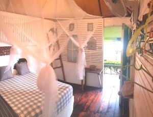象岛象岛7旅馆的一间卧室配有一张带蚊帐的床