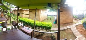 象岛象岛7旅馆的一个带长凳和遮阳伞的门廊