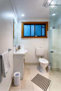 黄金海岸乡村住宿加早餐旅馆的浴室配有卫生间、盥洗盆和淋浴。