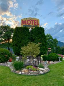 FauquierArrow Lake Motel的花园中间的汽车旅馆标志