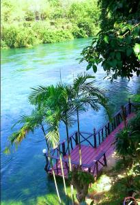 Ban Chieo KoBaan Pak Rim Kuaen Resort的河中木桥