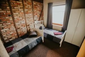 尤卡尔内Salas Holiday Home的一间卧室设有两张双层床和砖墙