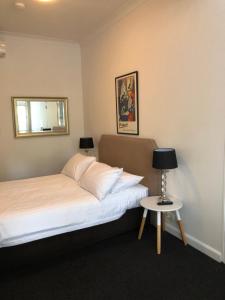 悉尼悉尼59酒店的一间卧室配有一张床和一张小桌子