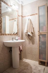 波塞蒂Eirinis House的一间带水槽和镜子的浴室