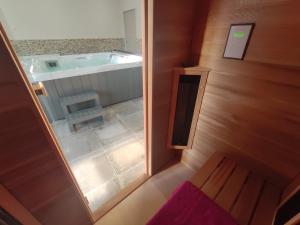 勒克罗图瓦Escale beauté le Crotoy的带浴缸和窗户的小浴室
