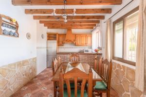 弗里希利亚纳La Monticana的厨房以及带桌椅的用餐室。