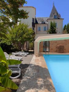 萨尔拉拉卡内达Au Grand Hôtel de Sarlat - Pavillon de SELVES的一座房子,旁边设有游泳池