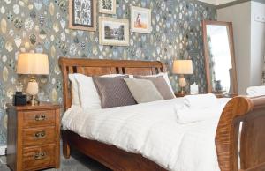 珀肖尔天使酒店的一间卧室配有一张床、两盏灯和一面镜子