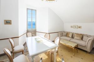 ClarensAntique apartment in the XV century Castle的客厅配有沙发和桌椅