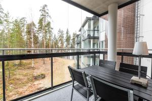 伊马特拉依玛卡布拉芬兰地亚水疗酒店的阳台配有桌椅和窗户。