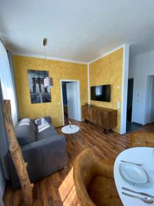 施泰尔Design-Appartement Steyr的带沙发和电视的客厅