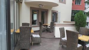 旧扎戈拉Hotel Dream的一个带桌椅的庭院和一间酒吧