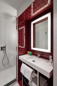 卢森堡Mama Shelter Luxembourg的一间带水槽和镜子的浴室