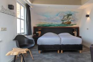登霍伦Hotel-Restaurant Loodsmans Welvaren的卧室配有一张床,画有船