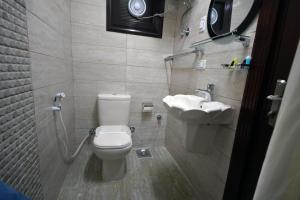 开罗阿民酒店的一间带卫生间和水槽的浴室