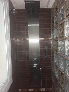 马贝拉Amplio apartamento Marbella的浴室内带灯的淋浴间