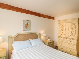 福丁布里奇Pond View的一间卧室配有一张大床和一个梳妆台