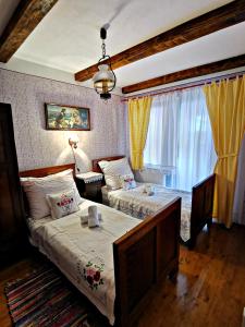 PleternicaApartment Slavonska Kuća的一间卧室设有两张床和窗户。