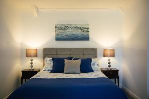 滕比Mews Flat的一间卧室配有蓝色的床和2个床头柜