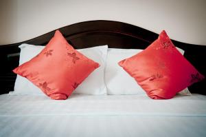 罗夷Thanh Binh Hotel的床上的2个红色枕头和白色枕头
