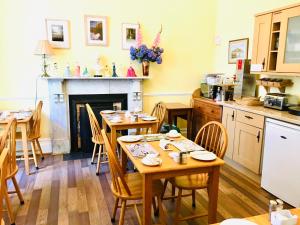 彭赞斯Rosalie Guest House的厨房以及带桌椅的用餐室。