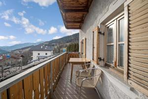 韦尔图尔诺Rafaser - Apartment Albina的设有一个配有桌椅并享有美景的阳台。