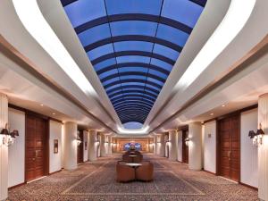 利马瑞士利马酒店的建筑中带蓝色天花板的走廊