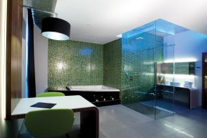 蒙蒂茹心情 - 私人套房酒店的带浴缸和玻璃淋浴间的浴室。