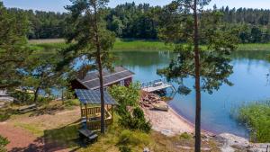 LumparlandVilla Kommodor的享有湖上小屋的空中景致