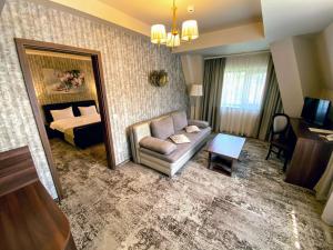 雅西阿瑞尼亚酒店的带沙发、床和镜子的客厅