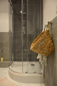 华沙Apartament Centrum Warszawy的浴室里设有玻璃门淋浴