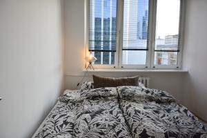 Apartament Centrum Warszawy客房内的一张或多张床位