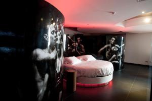 蒙蒂茹心情 - 私人套房酒店的卧室配有一张床和一张女性照片