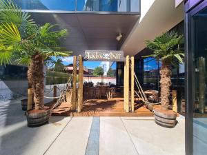 列日ibis Styles Liege Guillemins的棕榈树和秋千的酒店入口