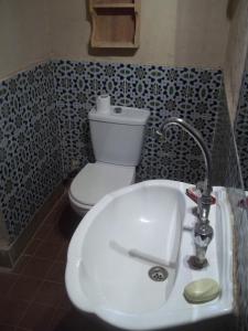 卢克索努尔埃尔格鲁纳酒店的浴室配有白色水槽和卫生间。