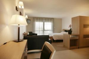 索西姆伊斯帕之家酒店的酒店客房配有床、沙发和灯具。