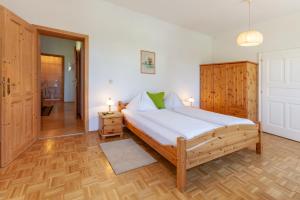 Hartmannsdorf齐格弗里德格鲁伯酒店的一间卧室设有一张大床和一个走廊