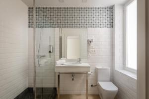 格拉纳达YIT Casablanca的一间带水槽、卫生间和镜子的浴室