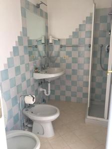 巴哈撒丁岛Vallemare Residence e Studios的浴室配有卫生间、盥洗盆和淋浴。