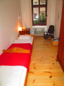 柏林静谧度假屋 - 柏林米特区的铺有木地板的客房内的两张床