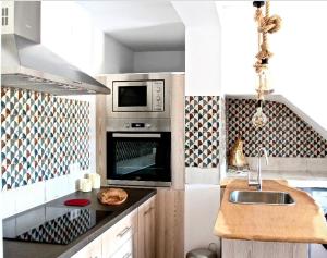 扎哈拉阿尔拉古酒店的厨房配有水槽和微波炉